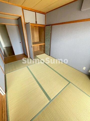 物件内観写真6　(和室がひろがる居住スペース)