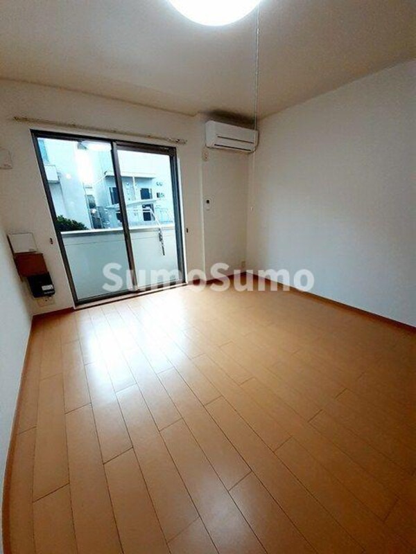 居室(こちらの居間で趣味の時間をお楽しみください)