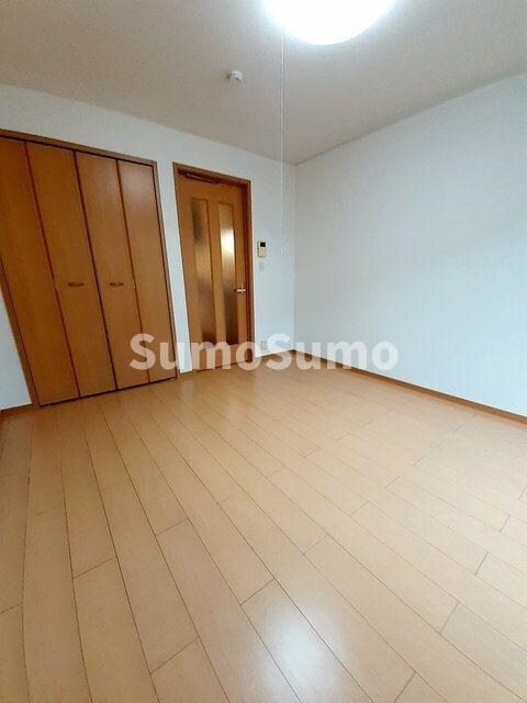 物件内観写真5　(落ち着いた色調の寝室です)