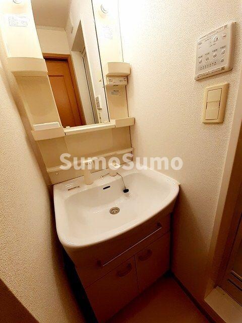 物件内観写真7　(コンパクトで使いやすい洗面所)