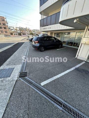 物件外観写真2　(駐車スペースもあります)