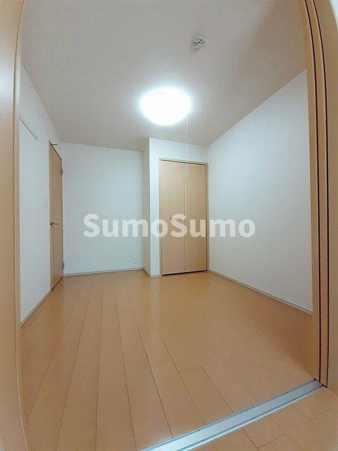 物件内観写真6　(開放的な寝室です)