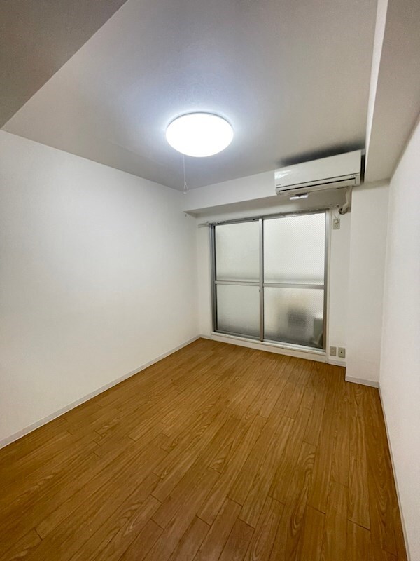 寝室(落ち着いて過ごせるお部屋なので、寝室にいかがでしょうか)