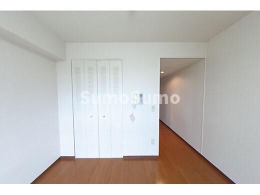 物件内観写真5　(落ち着いた色調の寝室です)