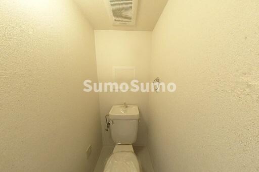 物件内観写真7　(落ち着いた色調のトイレです)