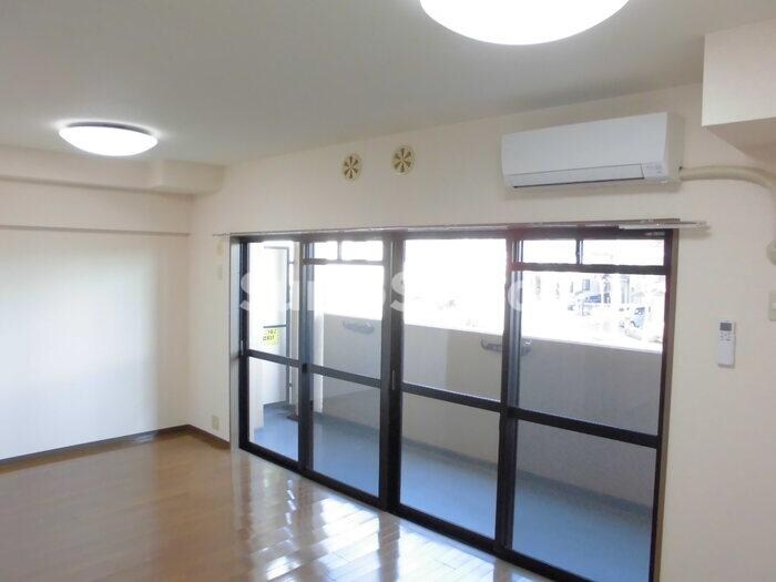 物件内観写真4　(使いやすい居間です)