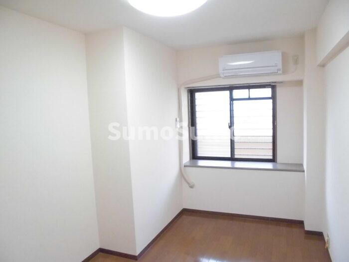 物件内観写真7　(落ち着いた色調の寝室です)