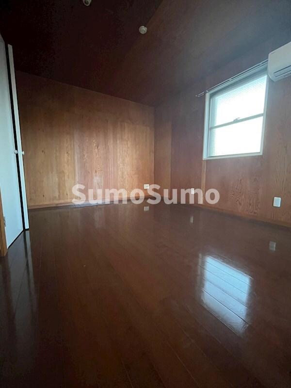 物件内観写真6　(こちらの居間で趣味の時間をお楽しみください)