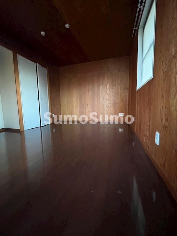 物件内観写真8　(広くて明るい寝室)