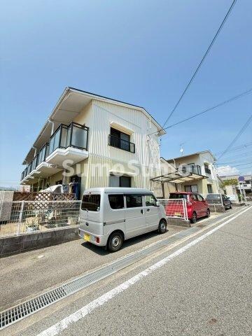 物件外観写真1　(落ち着いた雰囲気の外観です)