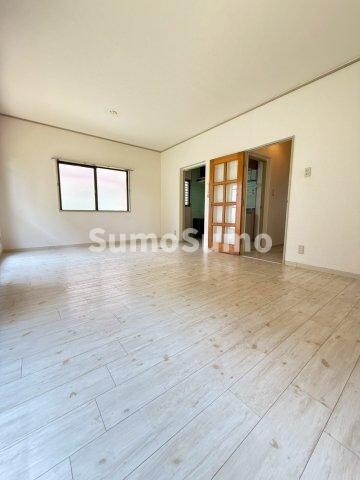 物件内観写真4　(こちらのリビングで趣味の時間をお楽しみください)