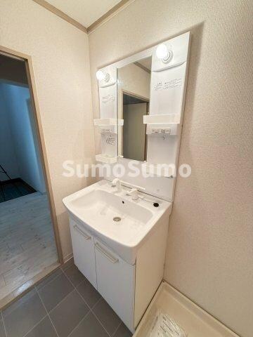 物件内観写真12　(ゆったりとスペースのある洗面所)