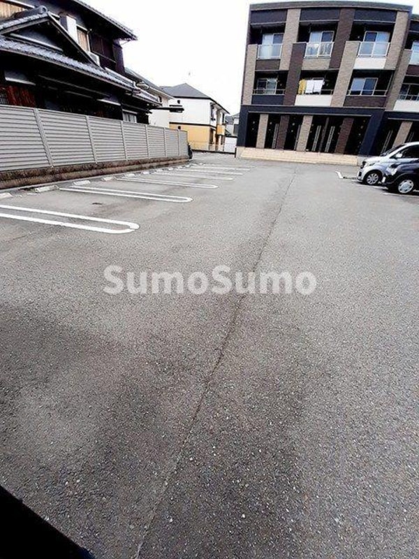 駐車場(駐車場があるので、車を買う予定の方も安心です)