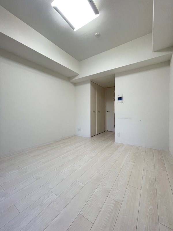 物件内観写真7　(落ち着いた色調の寝室です)