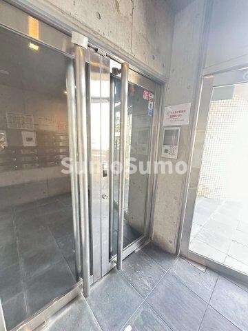 物件外観写真2　(落ち着いたエントランスです)