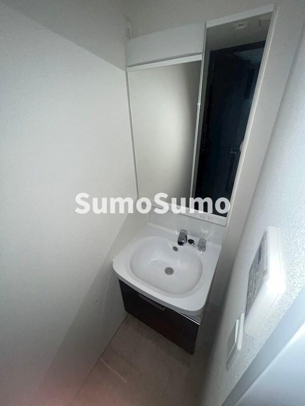 物件内観写真11　(朝の身支度には欠かせない独立洗面化粧台)