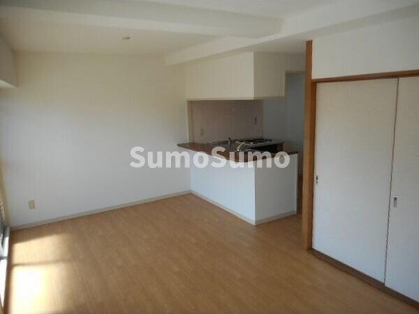 物件内観写真6　(ゆったりとした居間です)