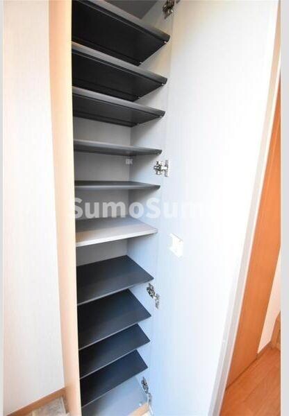 物件内観写真11　(小物を収納するのに便利です)