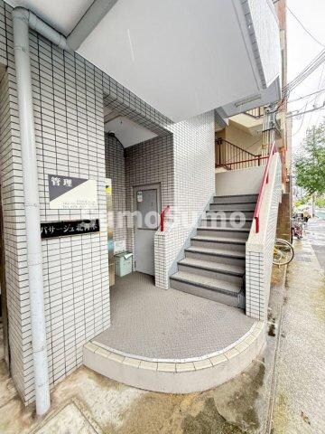 物件外観写真2　(落ち着いたエントランスです)