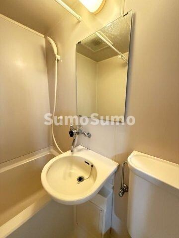 物件内観写真10　(広い洗面スペース)