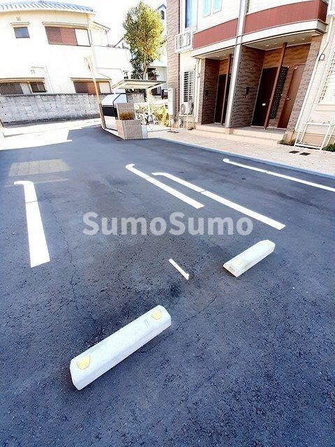 物件外観写真2　(車をお持ちの方に嬉しい駐車場付きの物件です)
