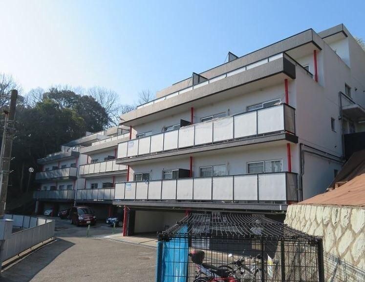 物件外観写真1　(外観は落ち着いています)