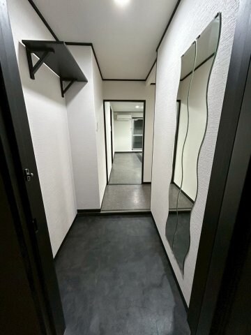 物件内観写真11　(明るい玄関です)