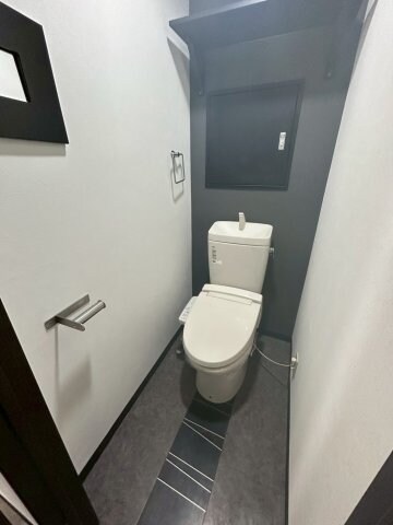 物件内観写真13　(落ち着いた色調のトイレです)