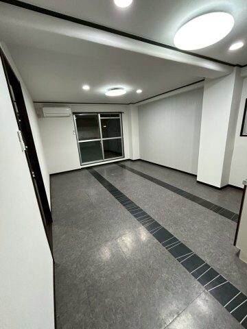 物件内観写真25　(広々とした洋室です)