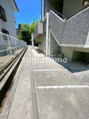 物件外観写真2　(駐車場です)