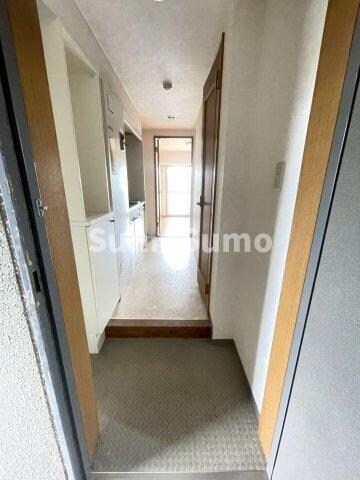 物件内観写真4　(ゆったりとした玄関です)