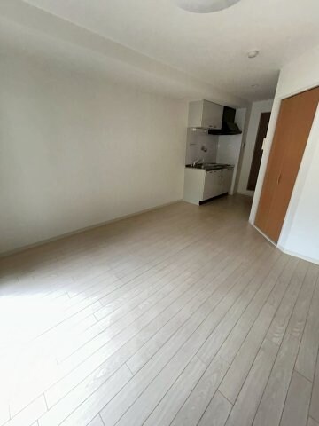 物件内観写真15　(こちらの居間で趣味の時間をお楽しみください)