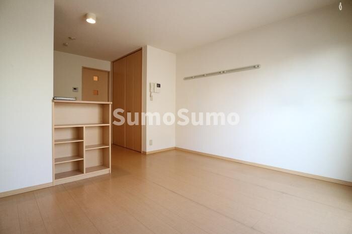 物件内観写真3　(こちらのリビングで趣味の時間をお楽しみください)