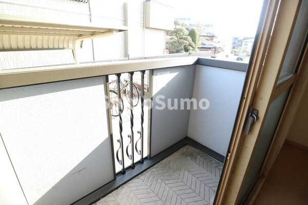 バルコニー(開放的で明るい空間を演出してくれるバルコニーです)