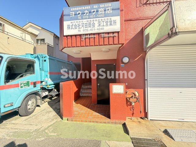 物件外観写真3　(ゆとりのあるエントランスです)