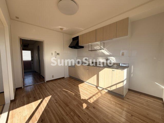 物件内観写真8　(こちらのリビングで趣味の時間をお楽しみください)