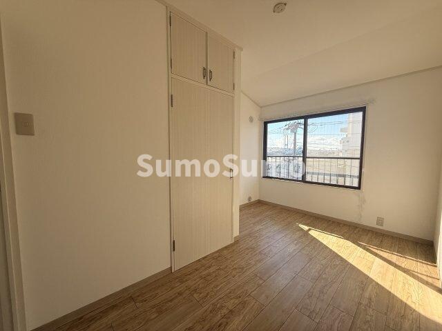 物件内観写真14　(広々とした洋室です)