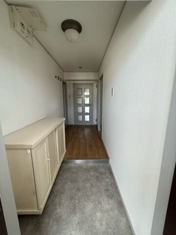 物件内観写真5　(ゆったりとした玄関です)