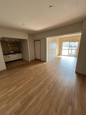 物件内観写真8　(おしゃれな居間です)