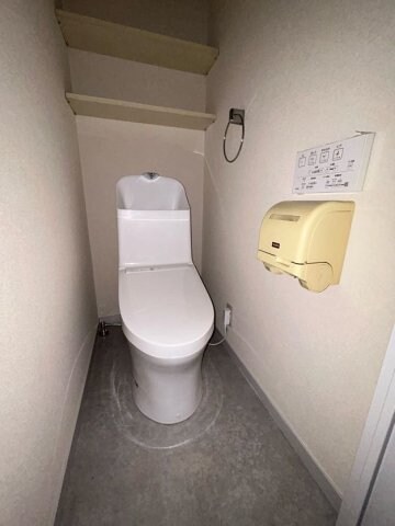 物件内観写真21　(ゆったりとした空間のトイレです)