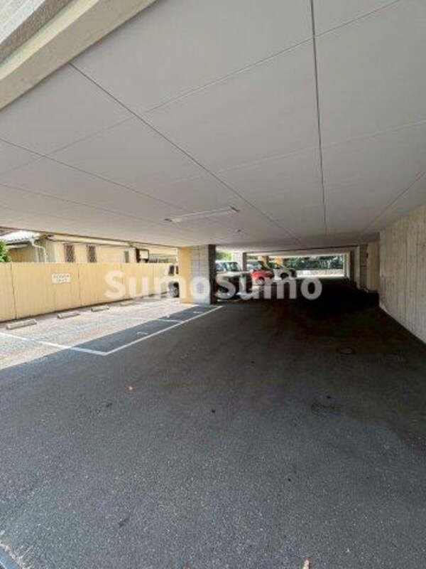 駐車場(駐車場に車を止められます)