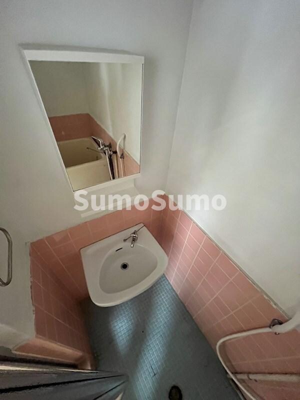 物件内観写真11　(独立洗面台あり、毎朝おしゃれに忙しい女性の方におすすめです)