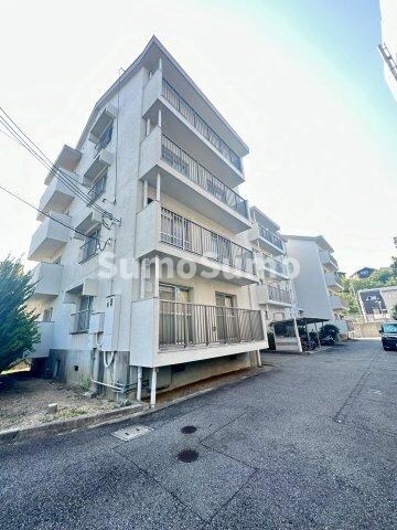 物件外観写真1　(外観は落ち着いています)