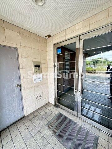 物件外観写真2　(ゆとりのあるエントランスです)