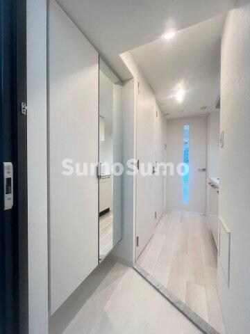 物件内観写真2　(収納もある玄関です)