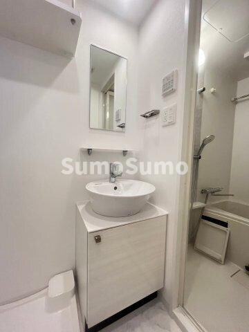 物件内観写真9　(独立洗面台、朝の身支度には欠かせません)