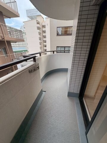 物件内観写真8　(広々としたバルコニーです)