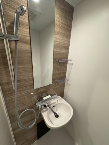 物件内観写真10　(明るい洗面所です)