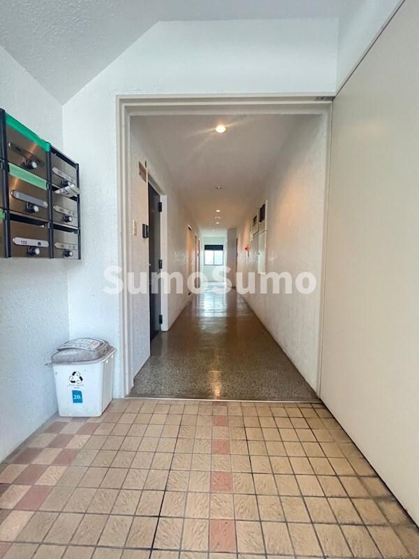 物件外観写真2　(清潔なロビーです)