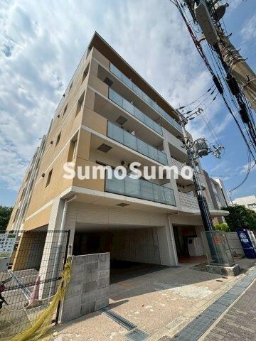 物件外観写真1　(外観は落ち着いています)